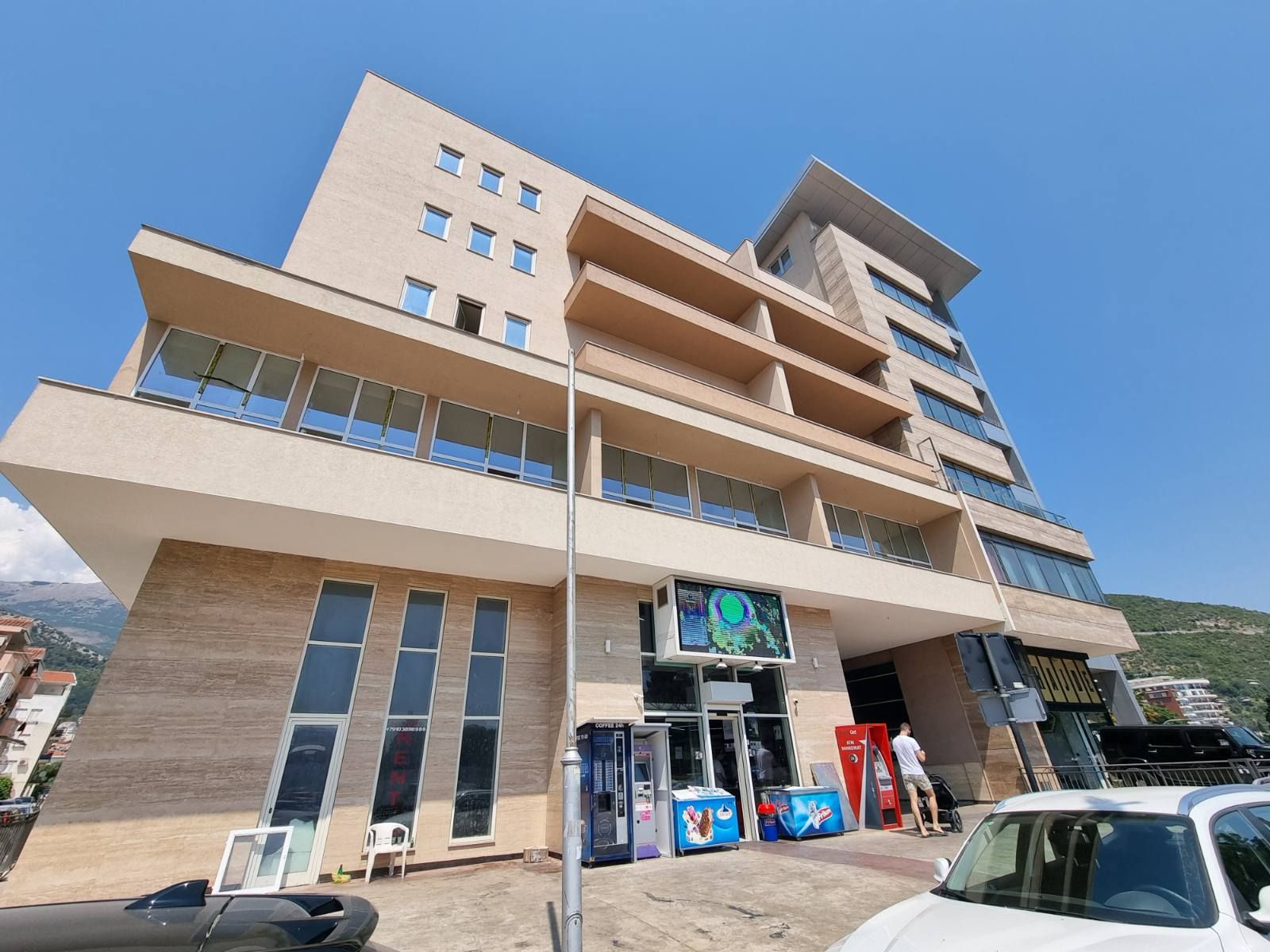 Poslovni prostor 58m2 ,na fantastičnoj lokaciji na bulevaru Jadranski put u Budvi. - Amfora Real Estate