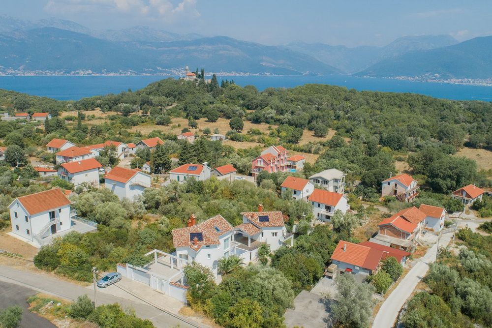 Dve prelepe kuće sa bazenom,Lustica (Tivat) - Amfora Real Estate