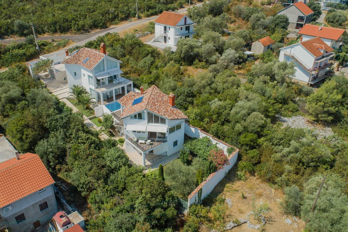 Dve prelepe kuće sa bazenom,Lustica (Tivat) - Amfora Real Estate