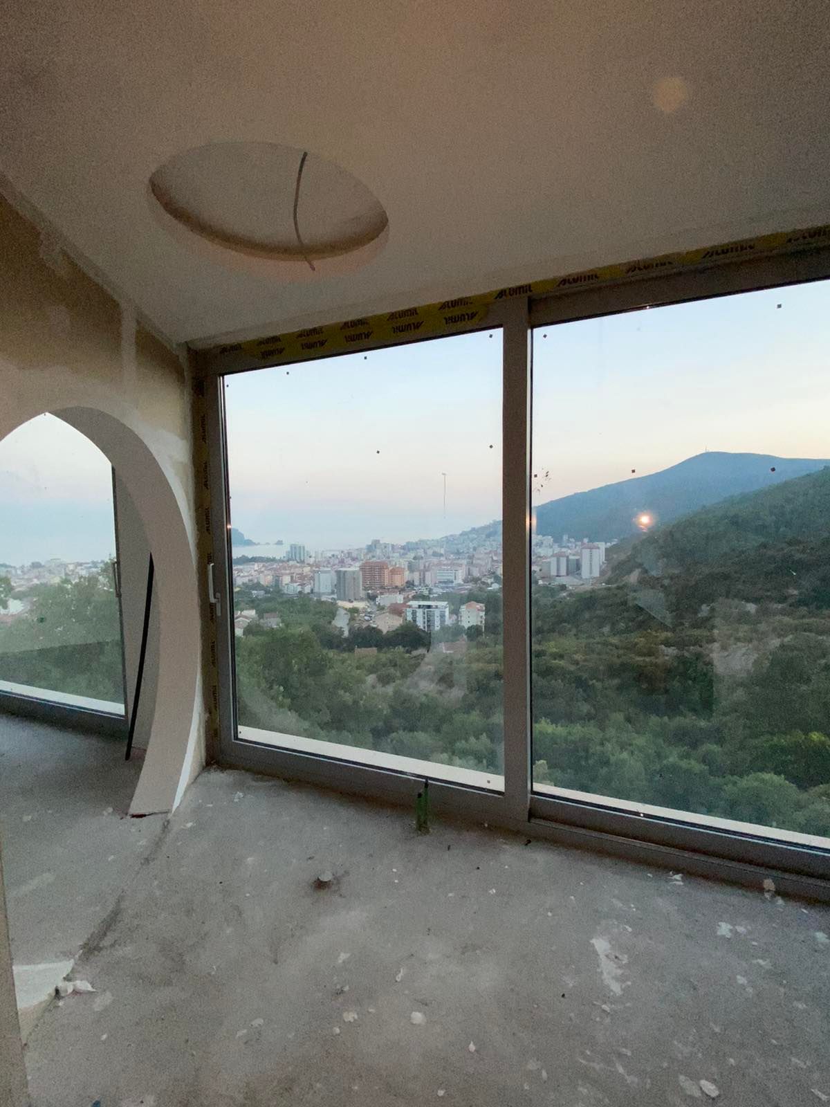 Nova kuća  sa prelepim panoramnskim pogledom na grad i more.Maine-Budva - Amfora Real Estate