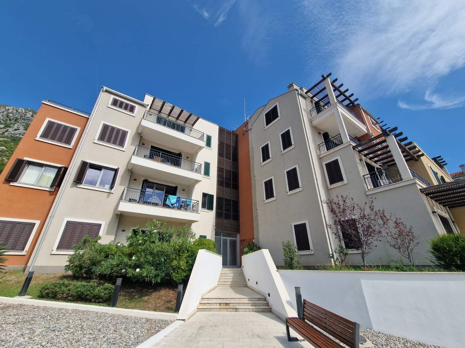 Dvosoban stan sa pogledom na more, površine 83m2, u ekskluzivnom  kompleksu Lavender Bay, Kotor(Morinje) - Amfora Real Estate