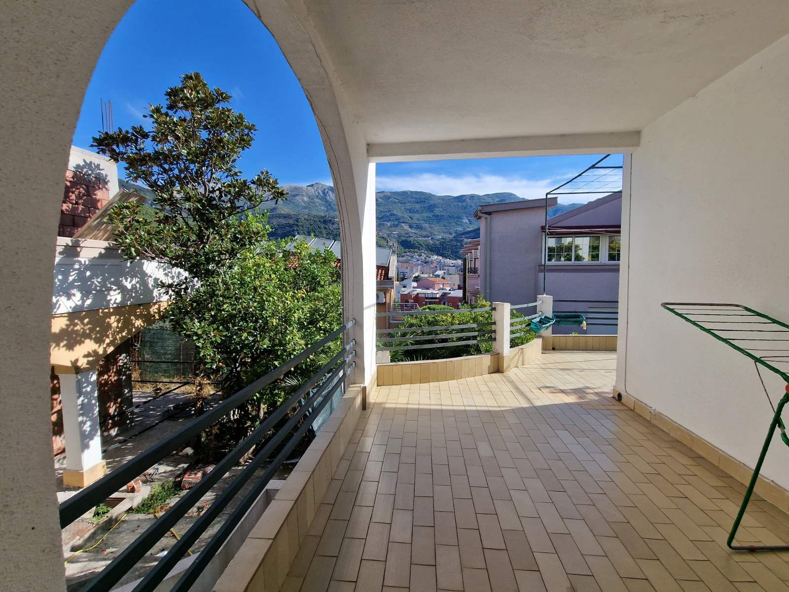 PRODAJE SE TROSPRATNA KUCA 250M2 NA FENOMENALNOJ LOKACIJIU U BUDVI. - Amfora Real Estate