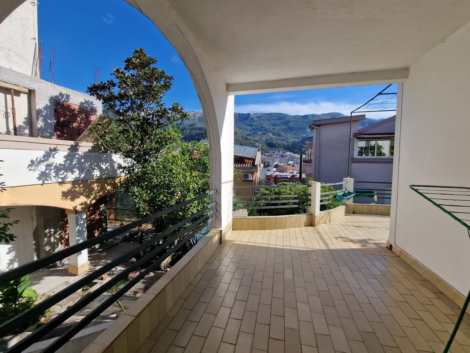 PRODAJE SE TROSPRATNA KUCA 250M2 NA FENOMENALNOJ LOKACIJIU U BUDVI. - Amfora Real Estate