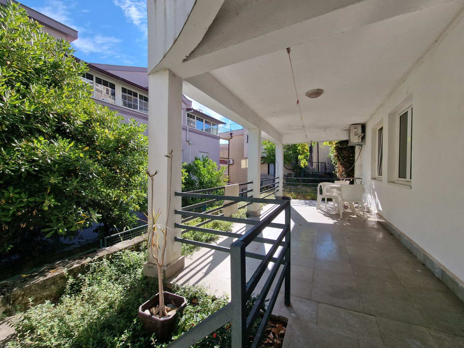 PRODAJE SE TROSPRATNA KUCA 250M2 NA FENOMENALNOJ LOKACIJIU U BUDVI. - Amfora Real Estate