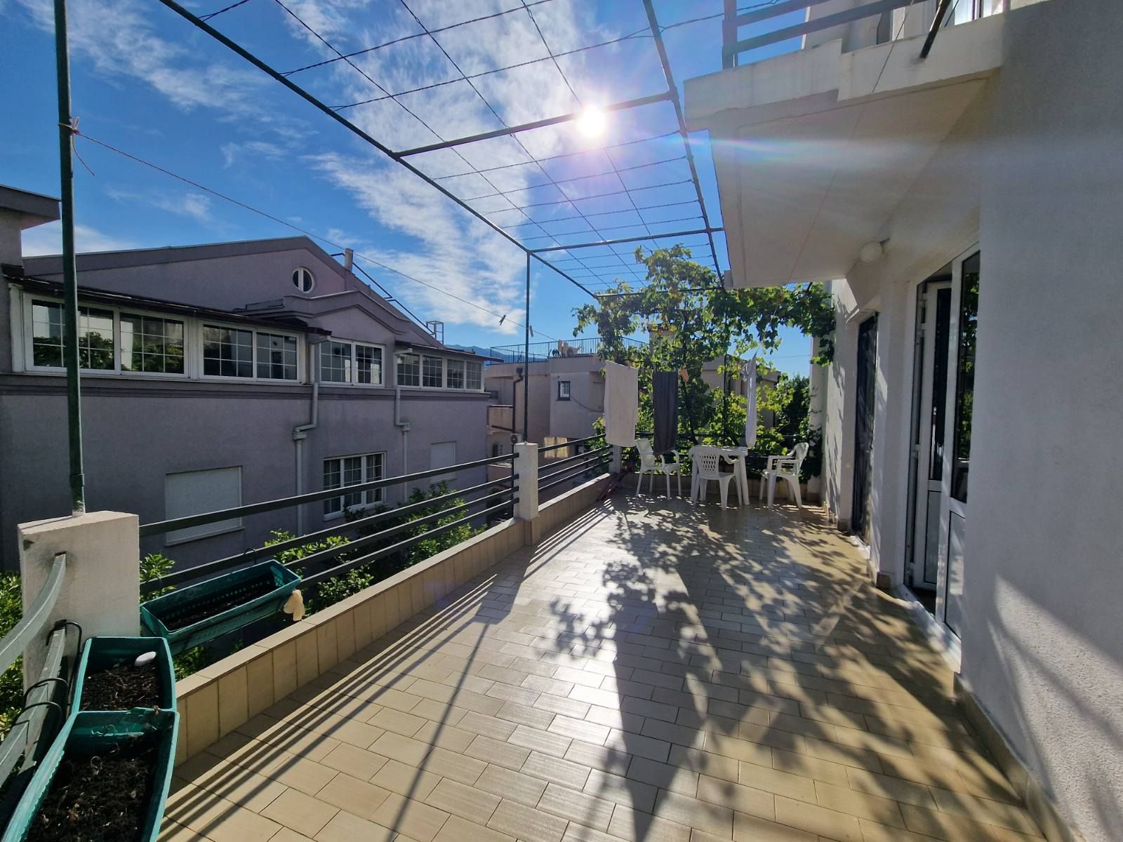 PRODAJE SE TROSPRATNA KUCA 250M2 NA FENOMENALNOJ LOKACIJIU U BUDVI. - Amfora Real Estate