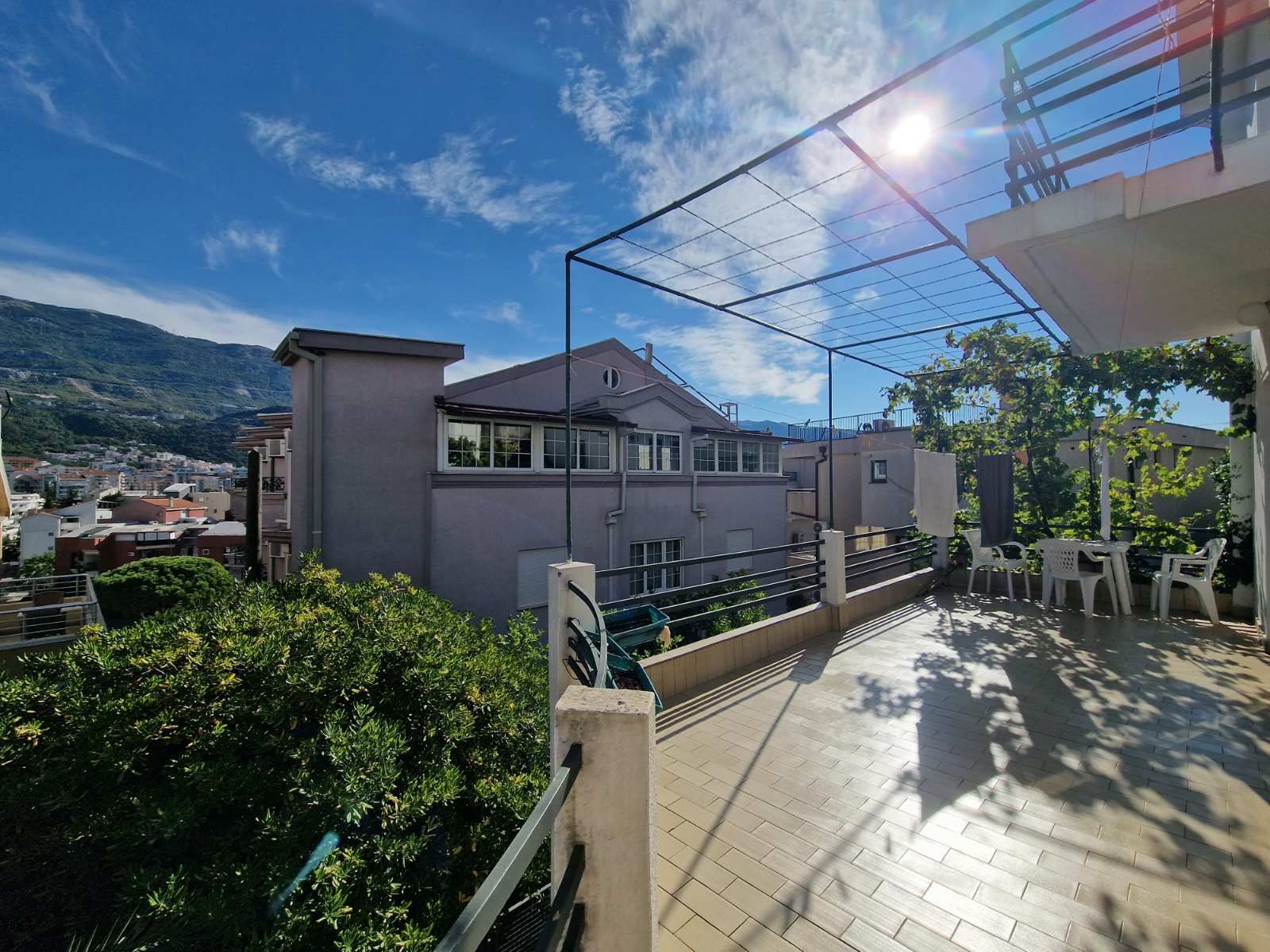 PRODAJE SE TROSPRATNA KUCA 250M2 NA FENOMENALNOJ LOKACIJIU U BUDVI. - Amfora Real Estate