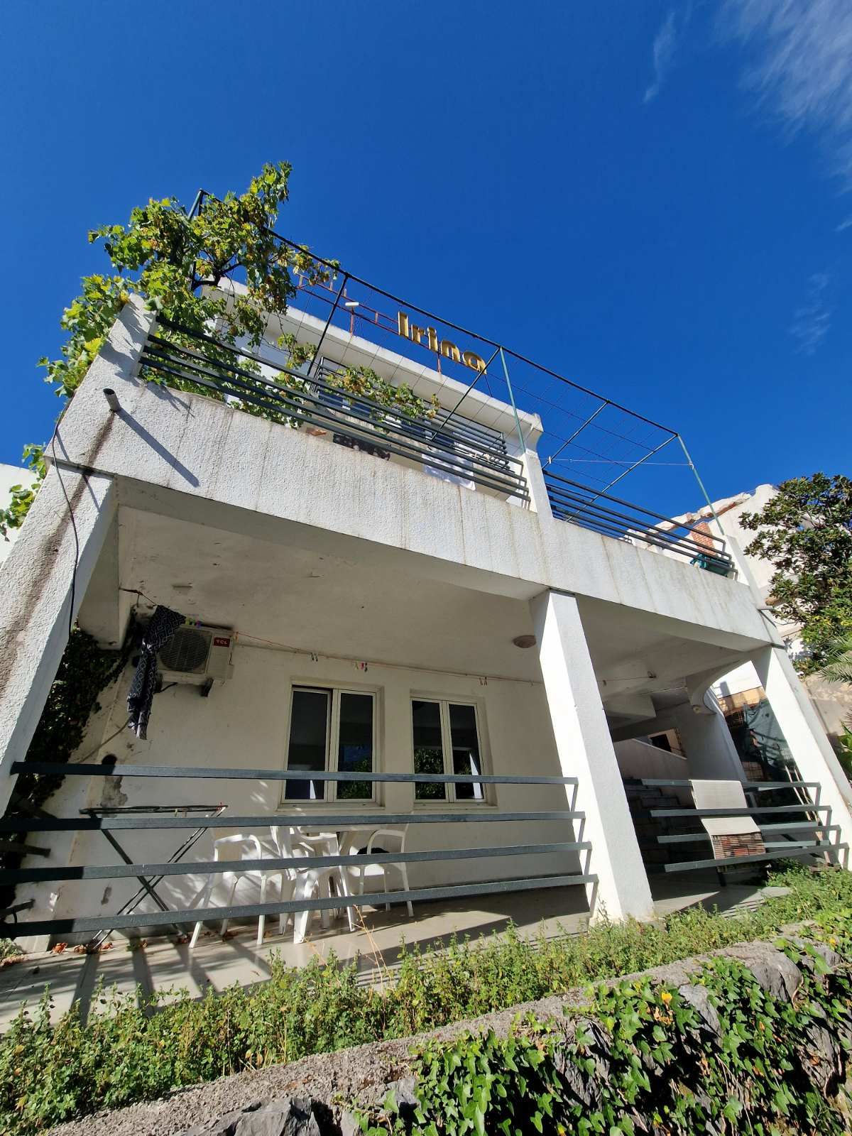 PRODAJE SE TROSPRATNA KUCA 250M2 NA FENOMENALNOJ LOKACIJIU U BUDVI. - Amfora Real Estate