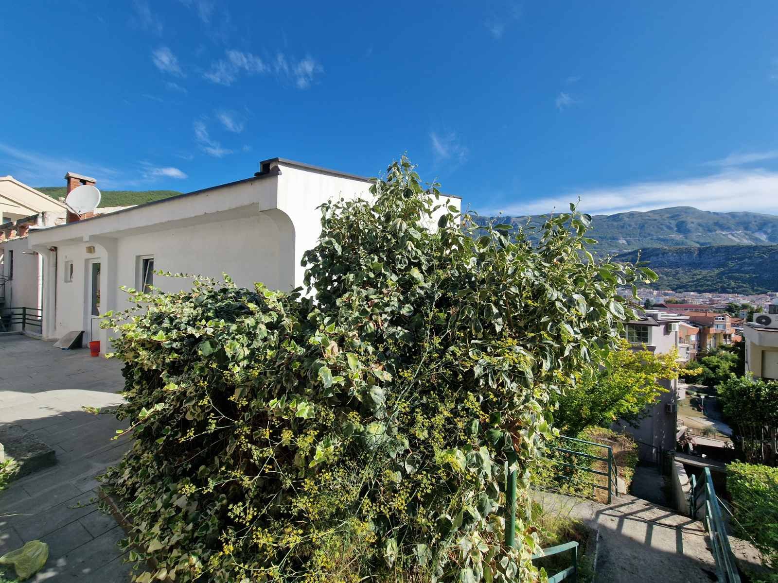 PRODAJE SE TROSPRATNA KUCA 250M2 NA FENOMENALNOJ LOKACIJIU U BUDVI. - Amfora Real Estate