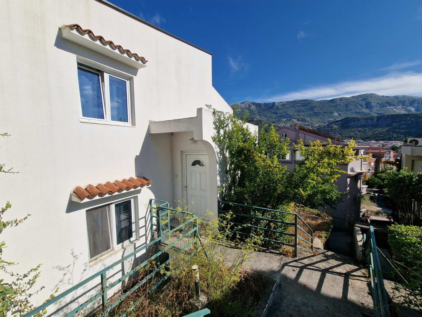 PRODAJE SE TROSPRATNA KUCA 250M2 NA FENOMENALNOJ LOKACIJIU U BUDVI. - Amfora Real Estate