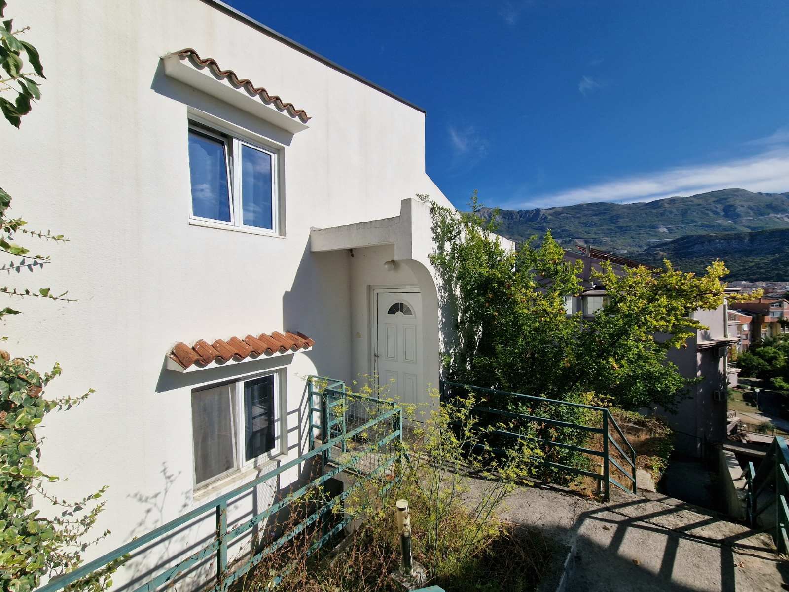 PRODAJE SE TROSPRATNA KUCA 250M2 NA FENOMENALNOJ LOKACIJIU U BUDVI. - Amfora Real Estate