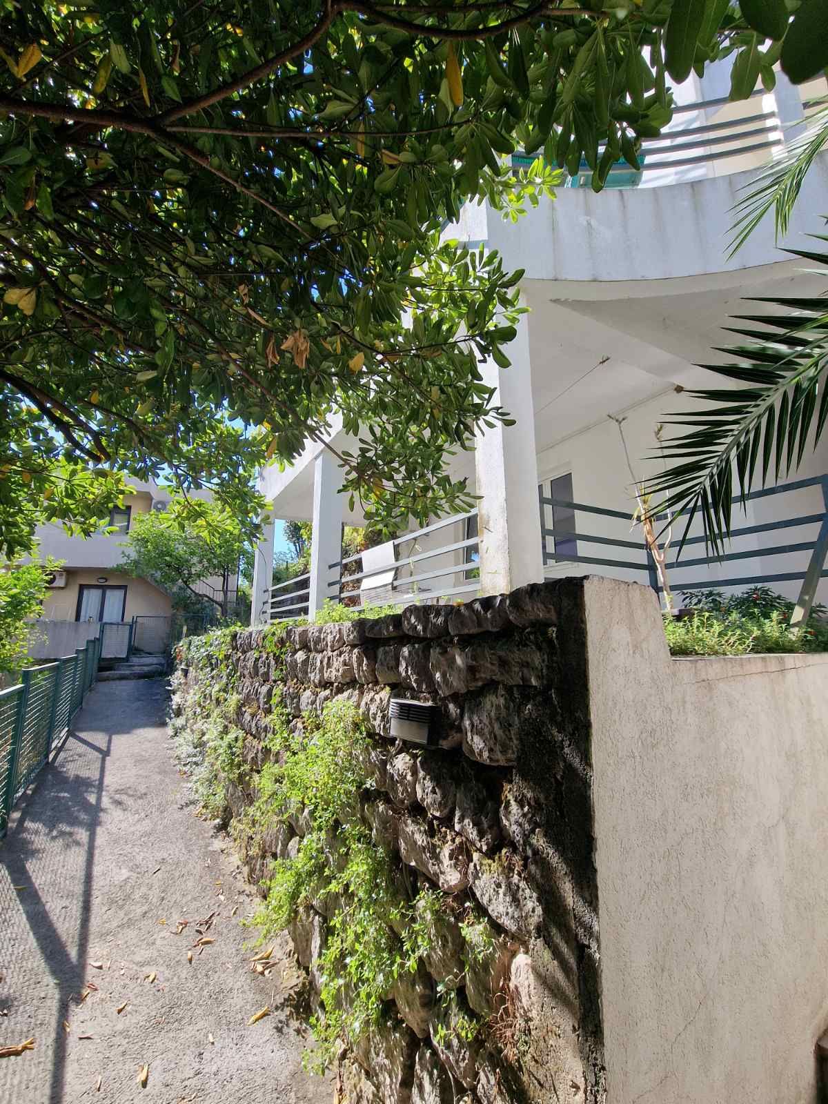 PRODAJE SE TROSPRATNA KUCA 250M2 NA FENOMENALNOJ LOKACIJIU U BUDVI. - Amfora Real Estate