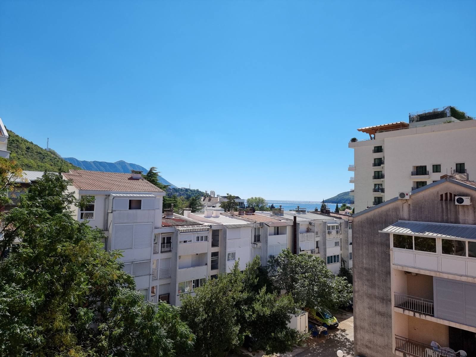 Dvosoban stan 93 m2 sa pogledom na more,na fenomenalnoj lokaciji, Budva. - Amfora Real Estate