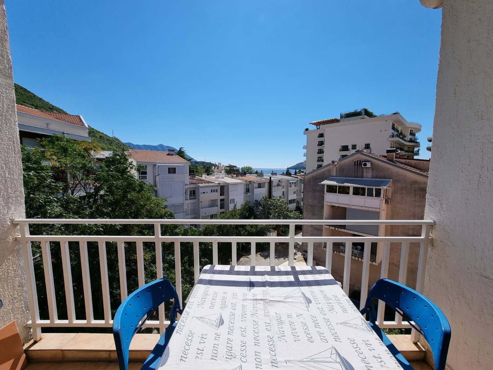 Dvosoban stan 93 m2 sa pogledom na more,na fenomenalnoj lokaciji, Budva. - Amfora Real Estate