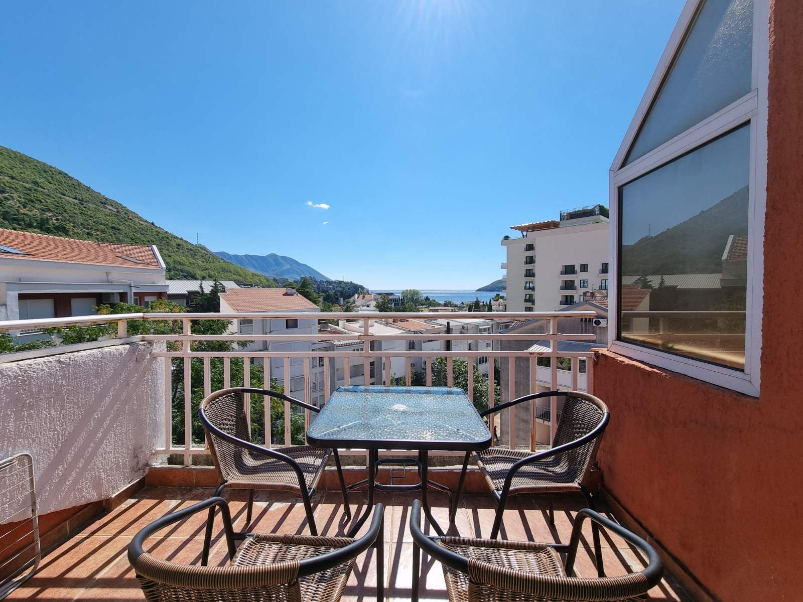 Dvosoban stan 93 m2 sa pogledom na more,na fenomenalnoj lokaciji, Budva. - Amfora Real Estate