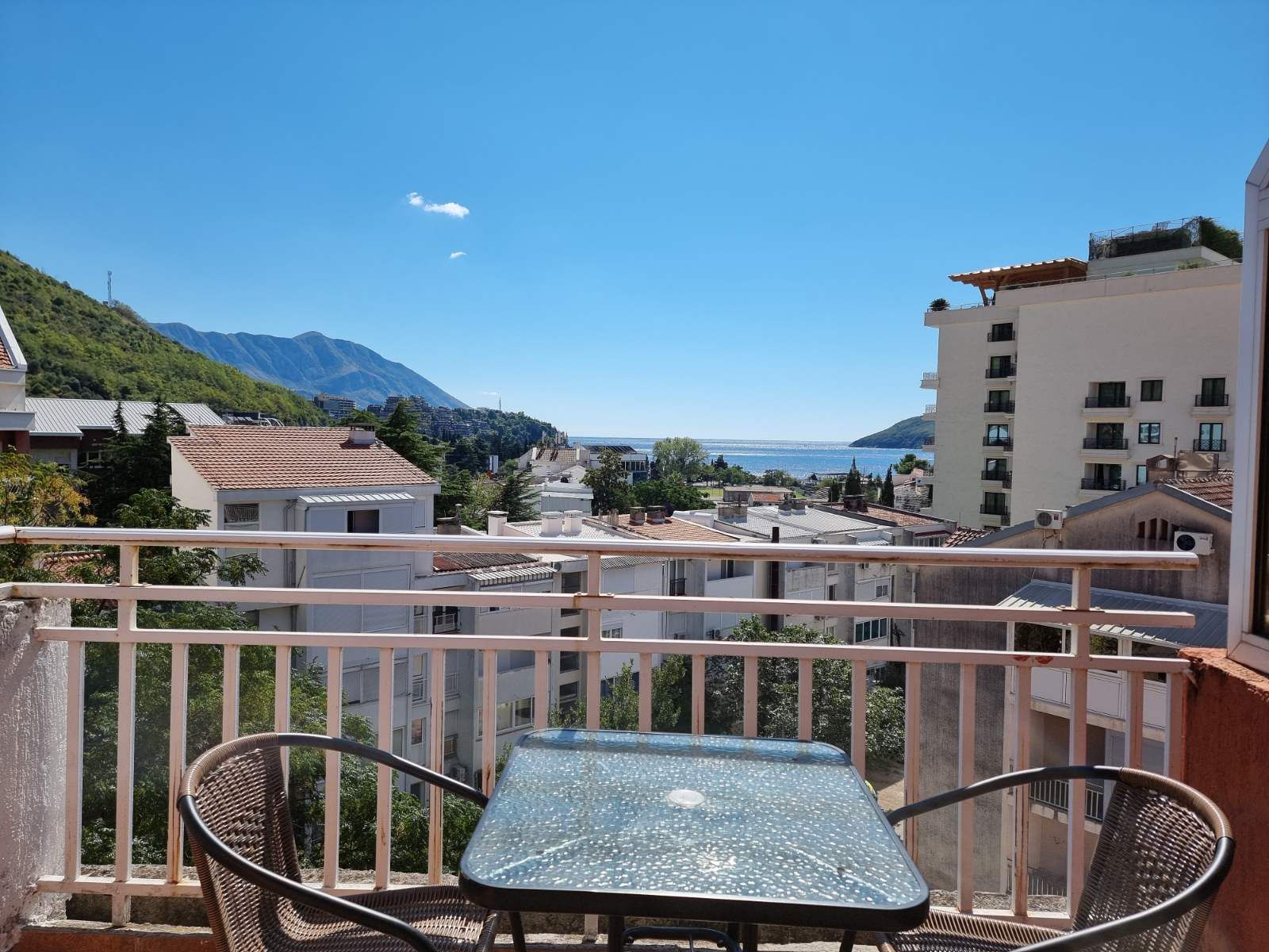 Dvosoban stan 93 m2 sa pogledom na more,na fenomenalnoj lokaciji, Budva. - Amfora Real Estate