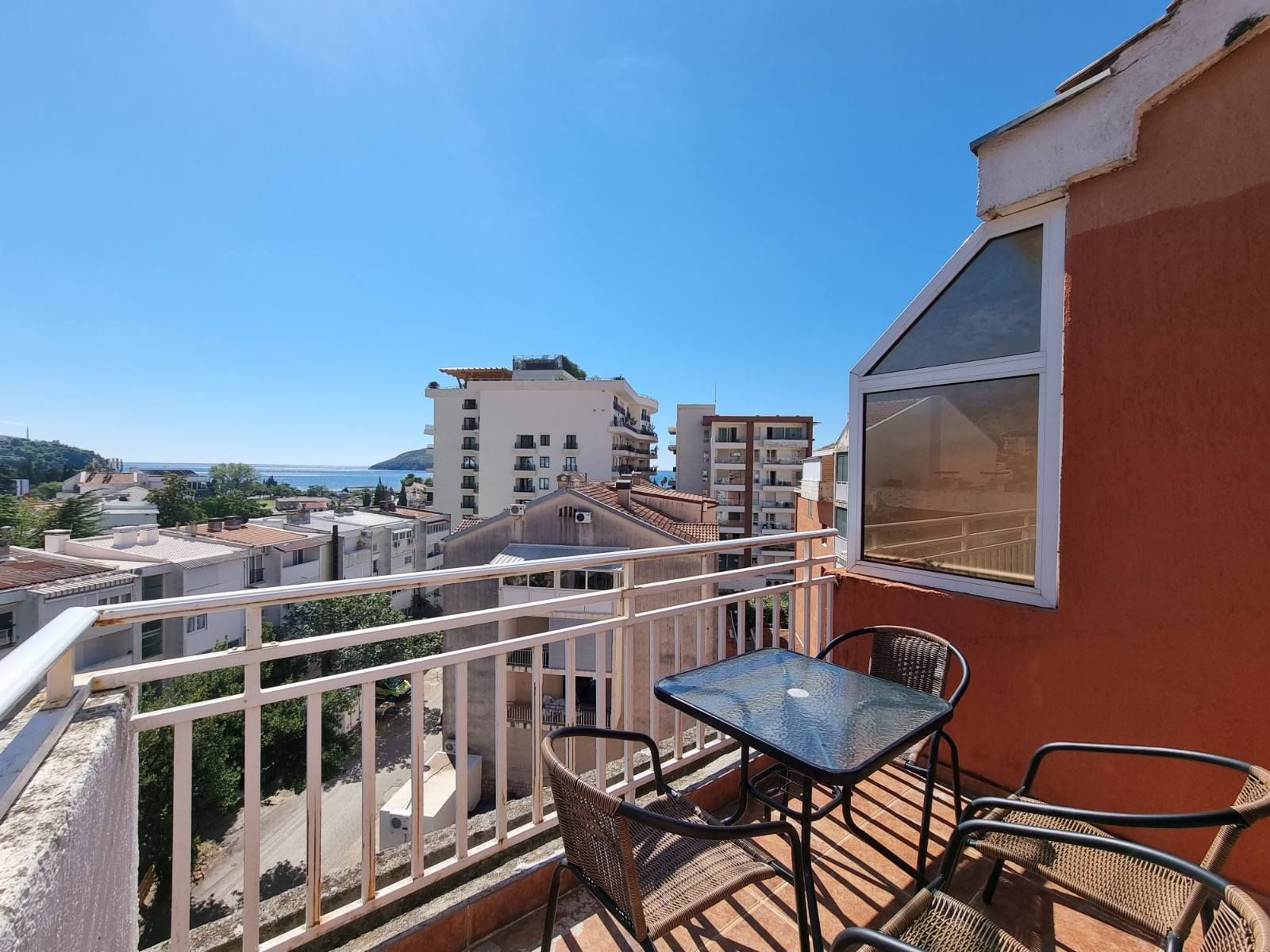 Dvosoban stan 93 m2 sa pogledom na more,na fenomenalnoj lokaciji, Budva. - Amfora Real Estate