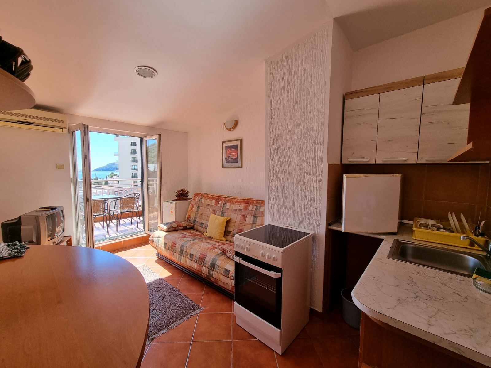 Dvosoban stan 93 m2 sa pogledom na more,na fenomenalnoj lokaciji, Budva. - Amfora Real Estate