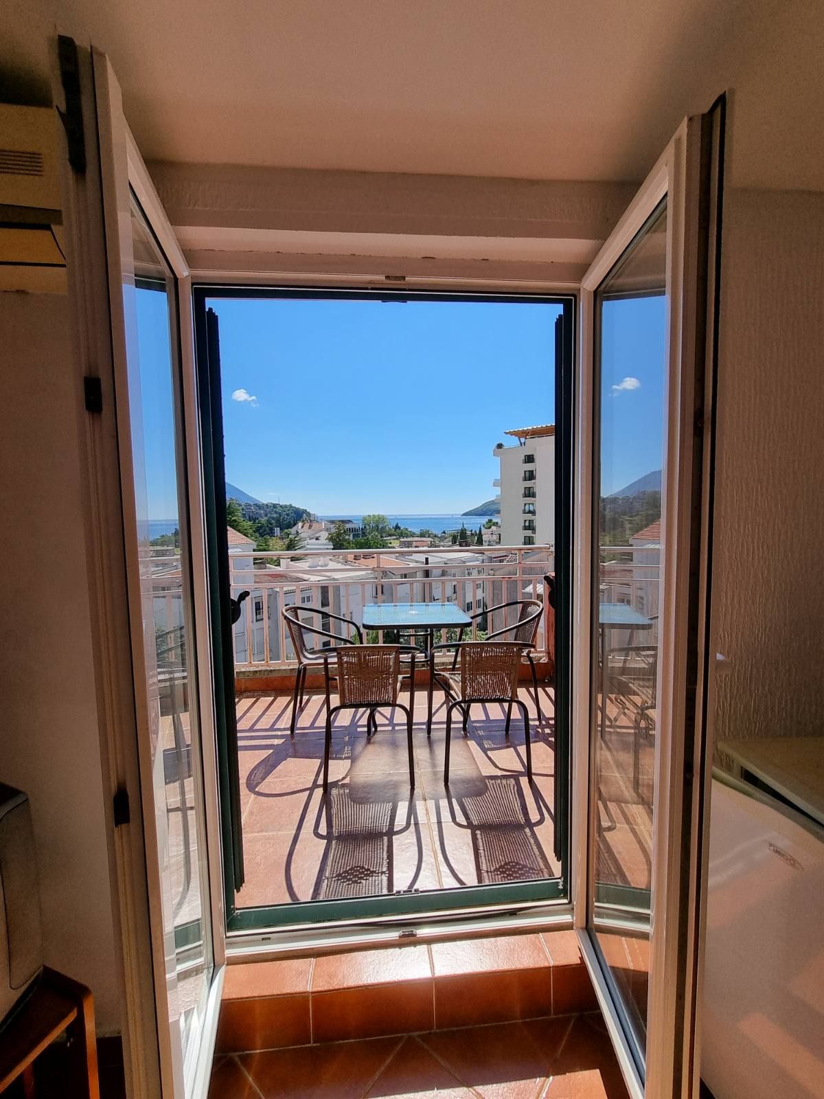 Dvosoban stan 93 m2 sa pogledom na more,na fenomenalnoj lokaciji, Budva. - Amfora Real Estate