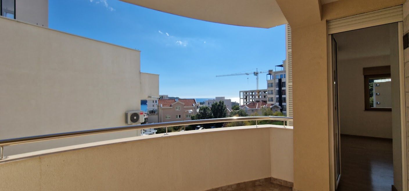 Nov jednosoban stan (53m2) sa pogledom na more u kompleksu sa bazenom,Bečići,Ivanovići. - Amfora Real Estate