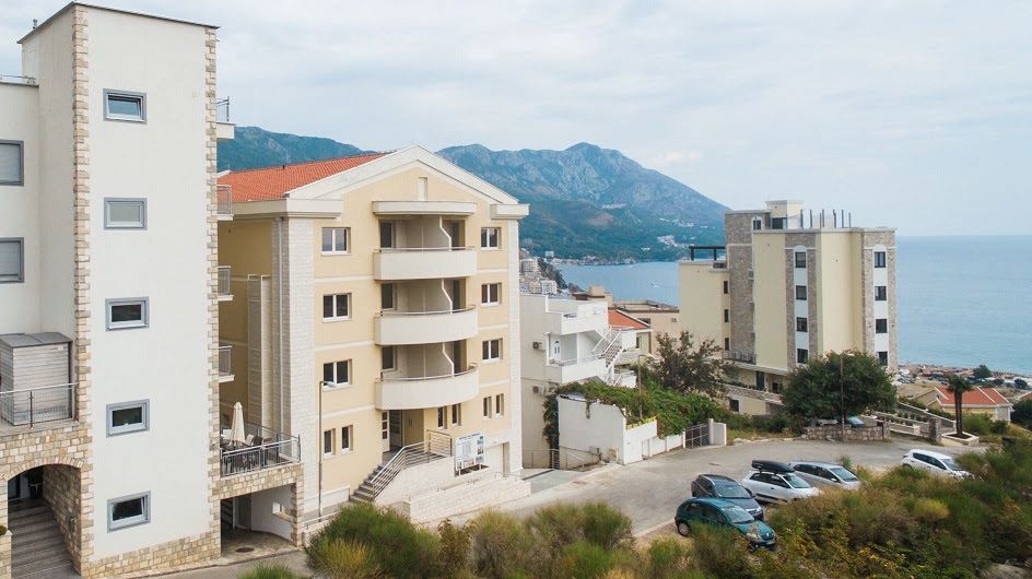 Nov jednosoban stan (53m2) sa pogledom na more u kompleksu sa bazenom,Bečići,Ivanovići. - Amfora Real Estate