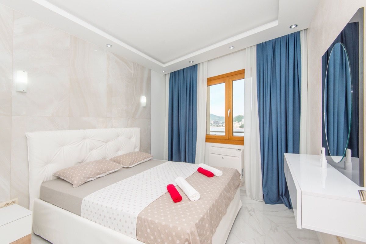 Ekskluzivan dvosoban stan 85m2 sa panoramskim pogledom na more i grad,na prvoj liniji mora,Rafailovici - Amfora Real Estate