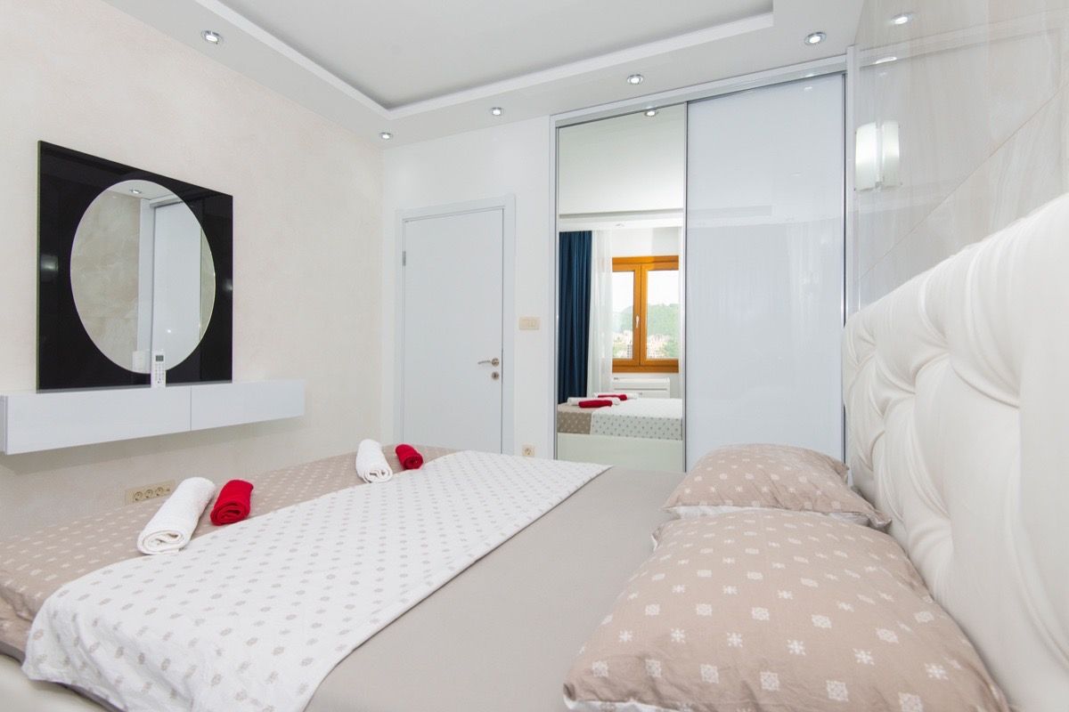 Ekskluzivan dvosoban stan 85m2 sa panoramskim pogledom na more i grad,na prvoj liniji mora,Rafailovici - Amfora Real Estate