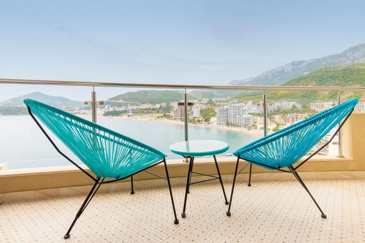 Ekskluzivan dvosoban stan 85m2 sa panoramskim pogledom na more i grad,na prvoj liniji mora,Rafailovici - Amfora Real Estate