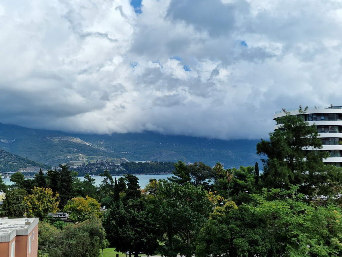 TROSPRATNA KUCA 460M2 SA POGLEDOM NA MORE,NA SAMO 300M OD MORA-BUDVA - Amfora Real Estate