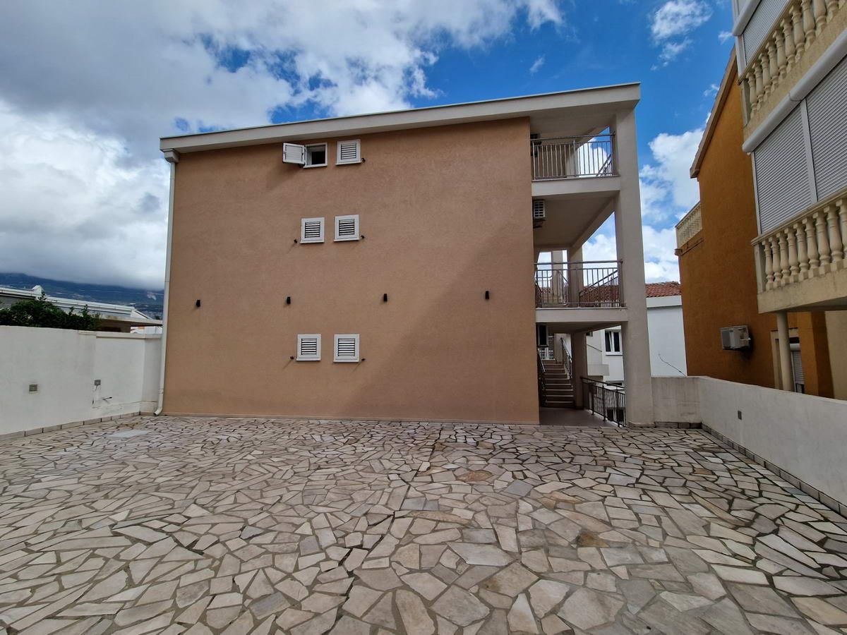 TROSPRATNA KUCA 460M2 SA POGLEDOM NA MORE,NA SAMO 300M OD MORA-BUDVA - Amfora Real Estate