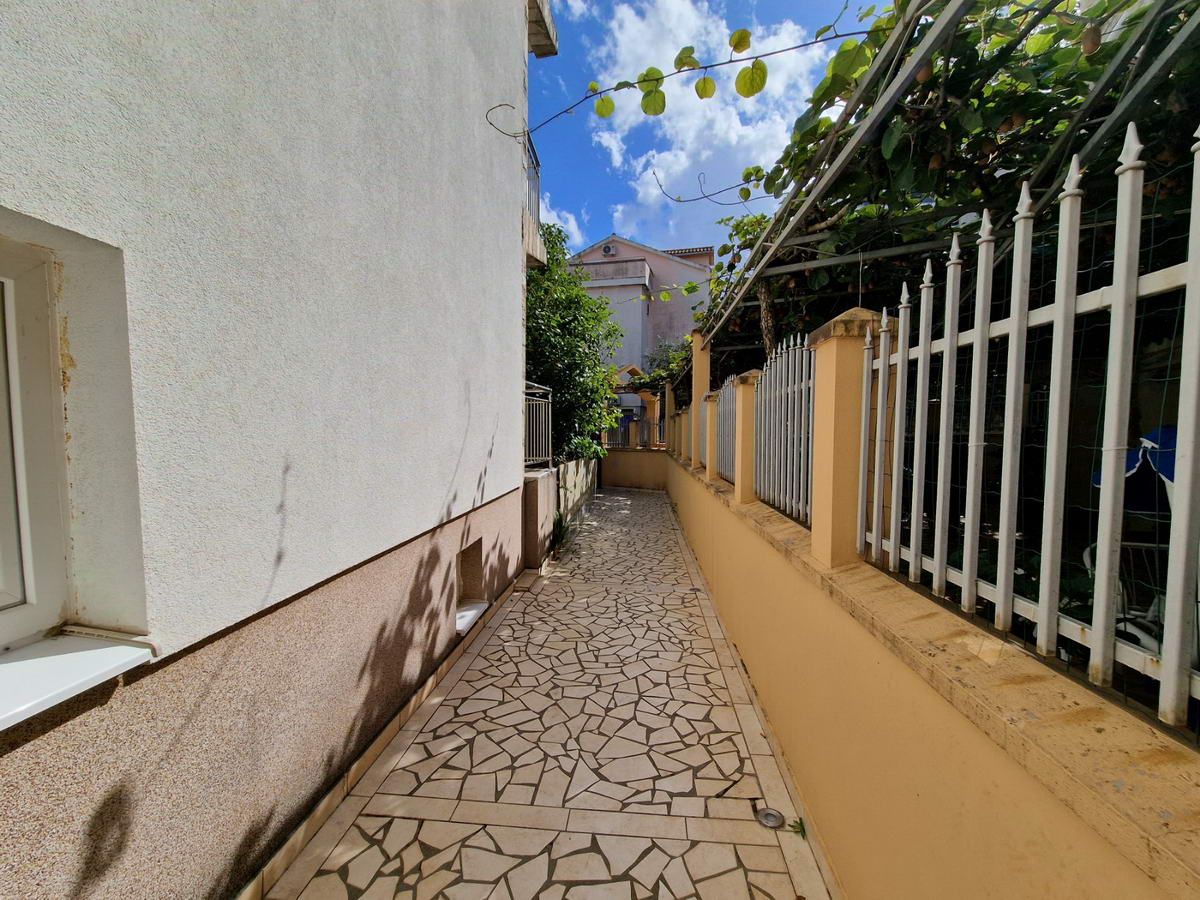 TROSPRATNA KUCA 460M2 SA POGLEDOM NA MORE,NA SAMO 300M OD MORA-BUDVA - Amfora Real Estate