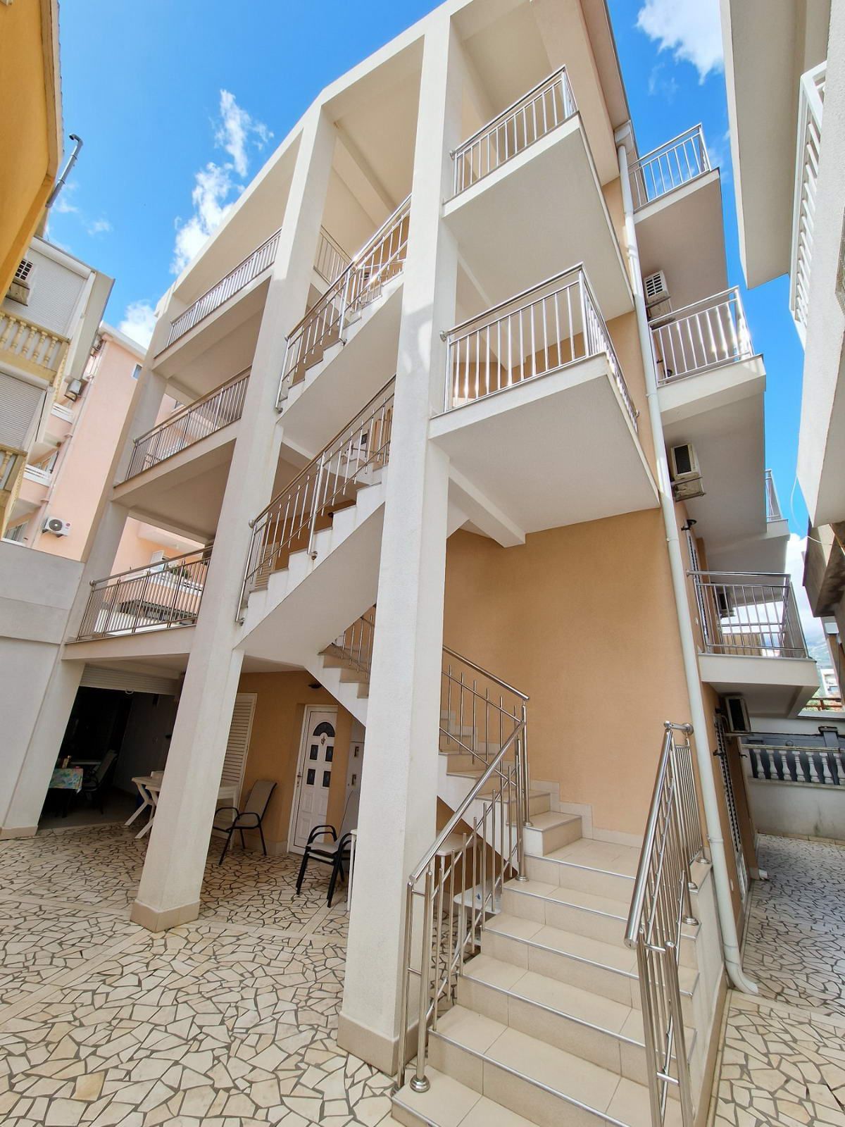 TROSPRATNA KUCA 460M2 SA POGLEDOM NA MORE,NA SAMO 300M OD MORA-BUDVA - Amfora Real Estate