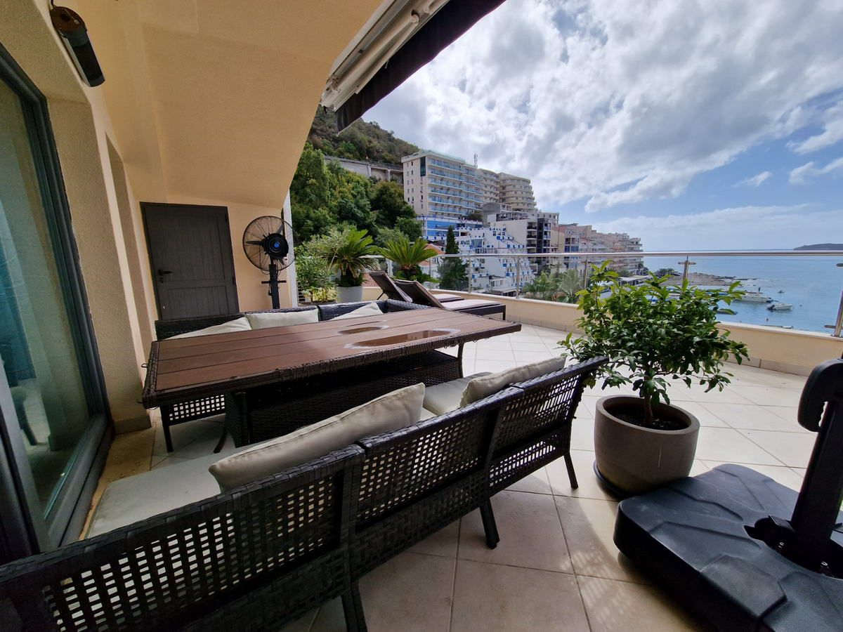 Luksuzan trosoban penthouse površine 230m2 na prvoj liniji mora,Rafailovici(Budva) - Amfora Real Estate