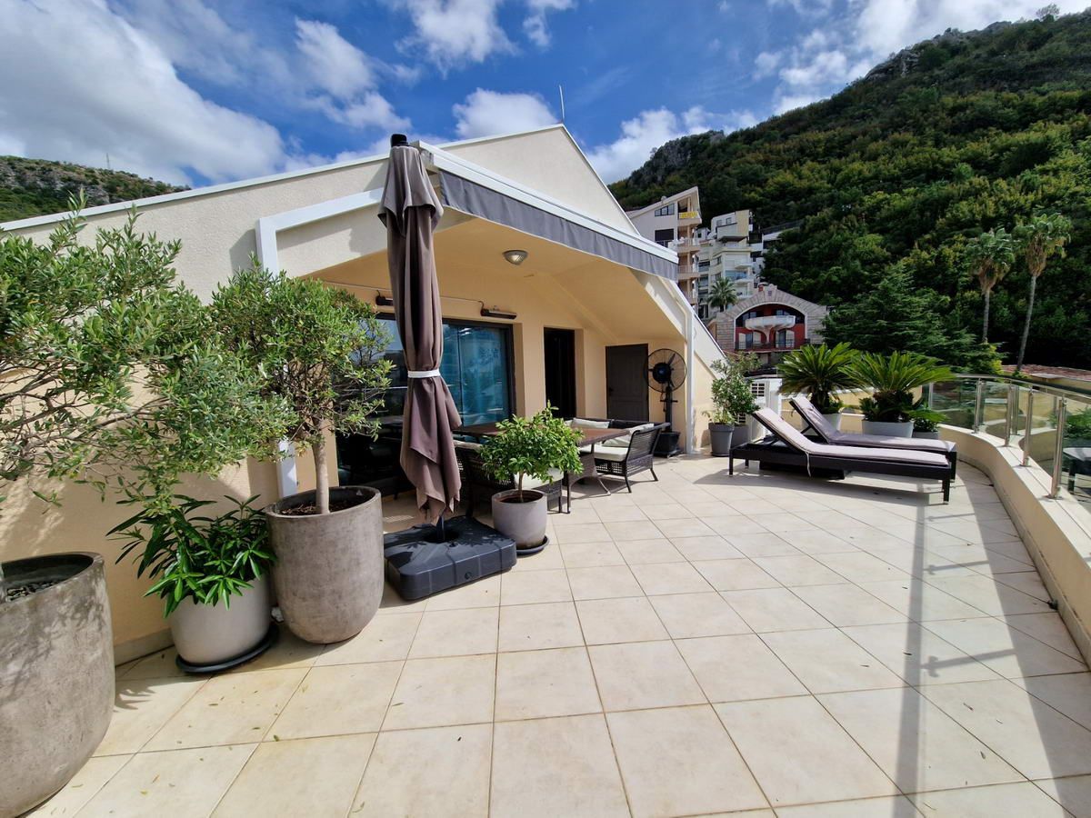 Luksuzan trosoban penthouse površine 230m2 na prvoj liniji mora,Rafailovici(Budva) - Amfora Real Estate