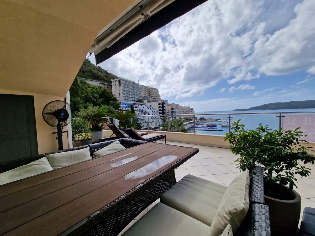 Luksuzan trosoban penthouse površine 230m2 na prvoj liniji mora,Rafailovici(Budva) - Amfora Real Estate