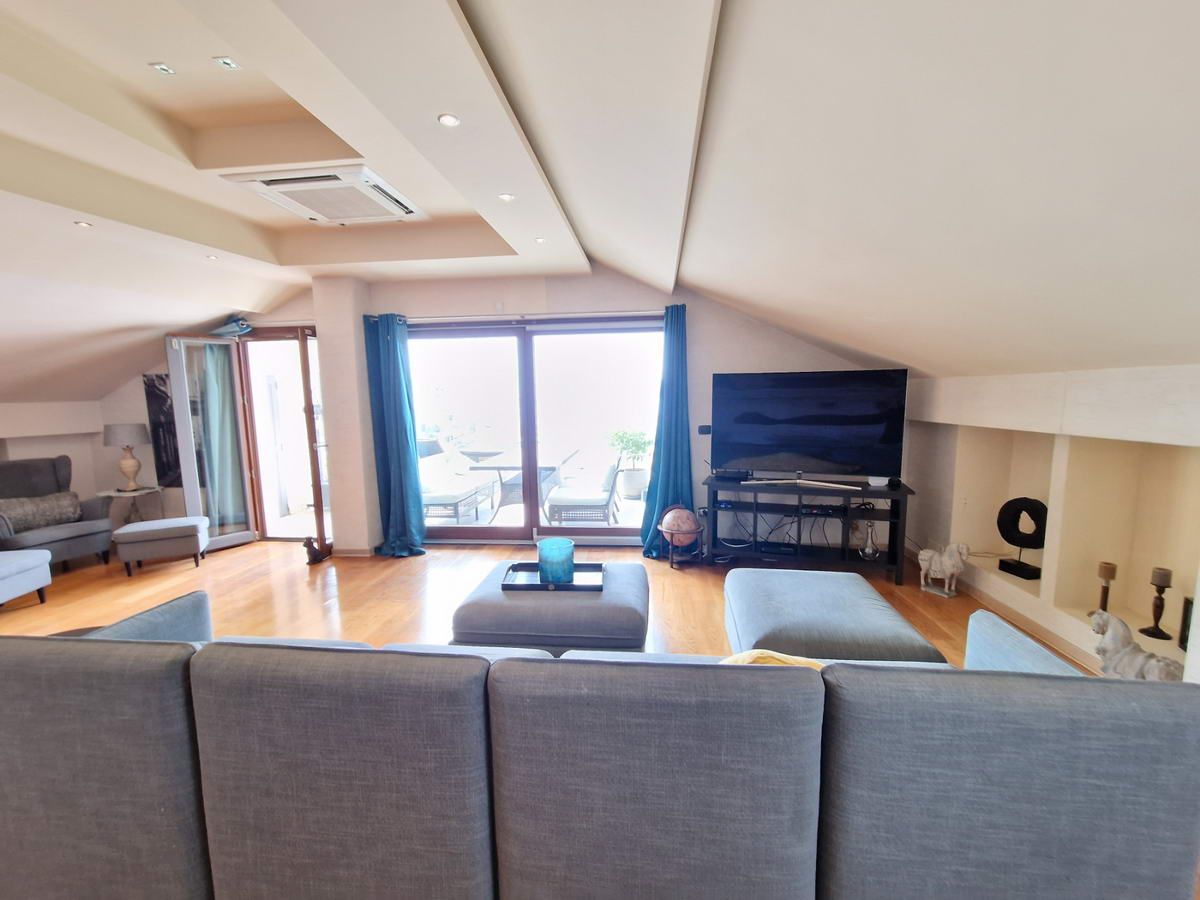 Luksuzan trosoban penthouse površine 230m2 na prvoj liniji mora,Rafailovici(Budva) - Amfora Real Estate