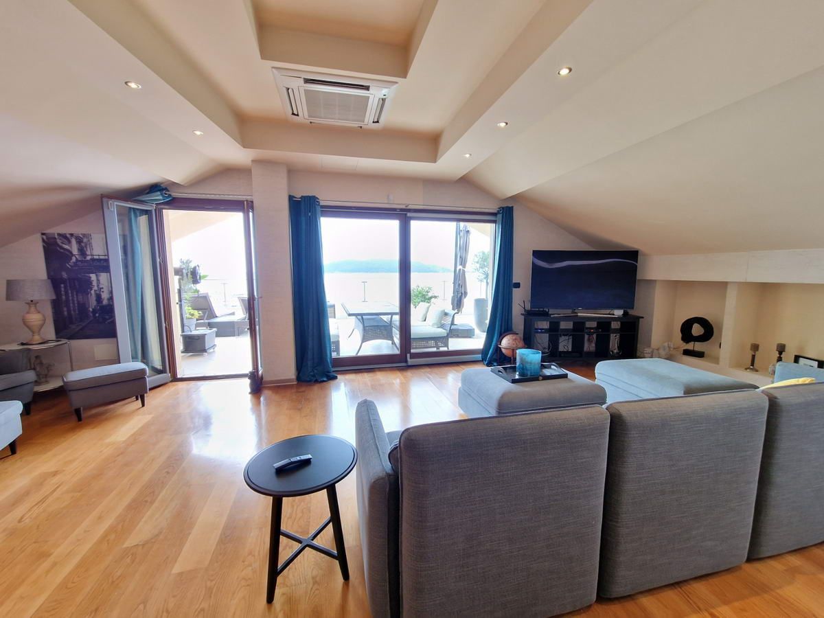 Luksuzan trosoban penthouse površine 230m2 na prvoj liniji mora,Rafailovici(Budva) - Amfora Real Estate