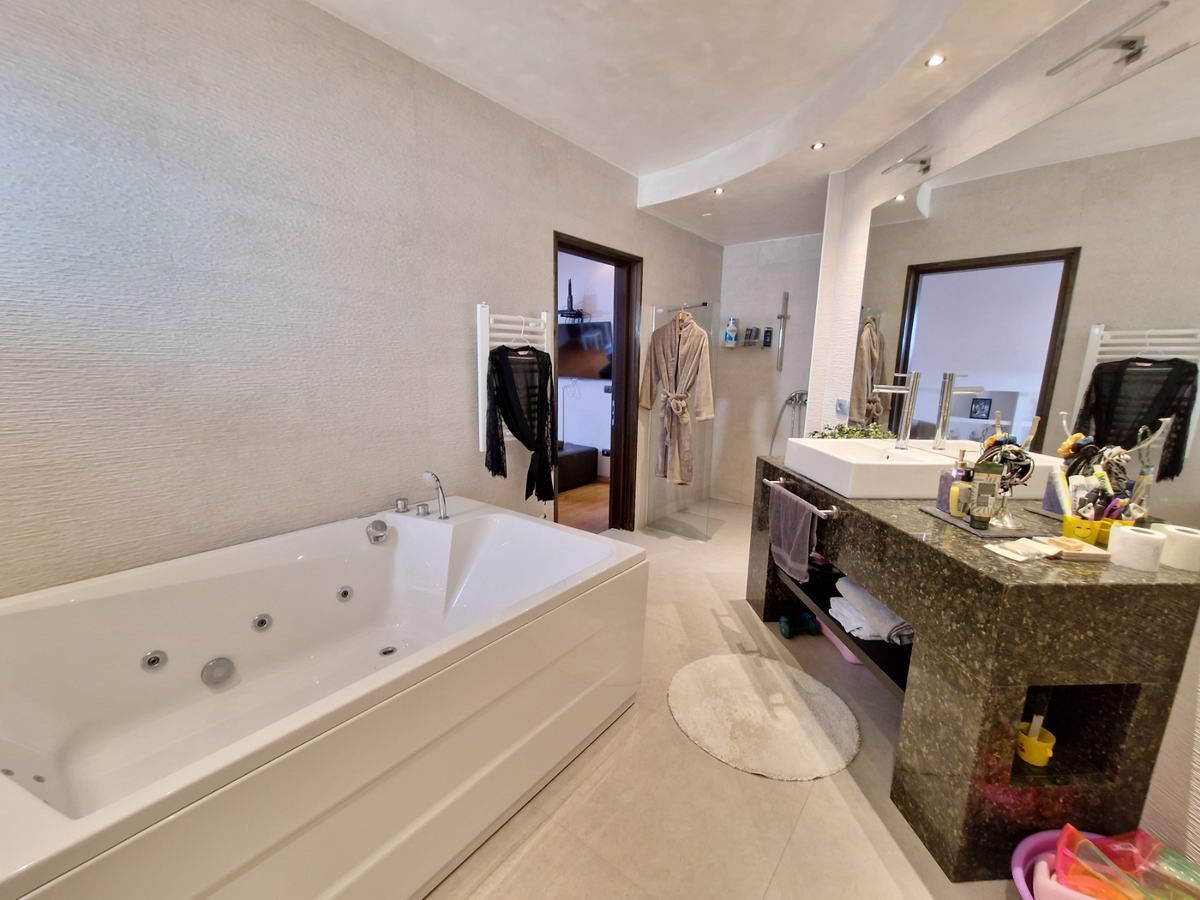 Luksuzan trosoban penthouse površine 230m2 na prvoj liniji mora,Rafailovici(Budva) - Amfora Real Estate