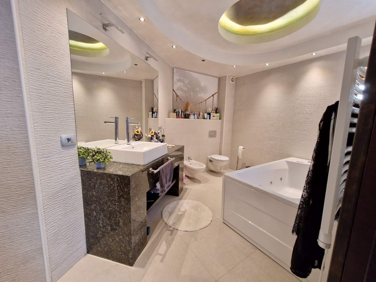 Luksuzan trosoban penthouse površine 230m2 na prvoj liniji mora,Rafailovici(Budva) - Amfora Real Estate