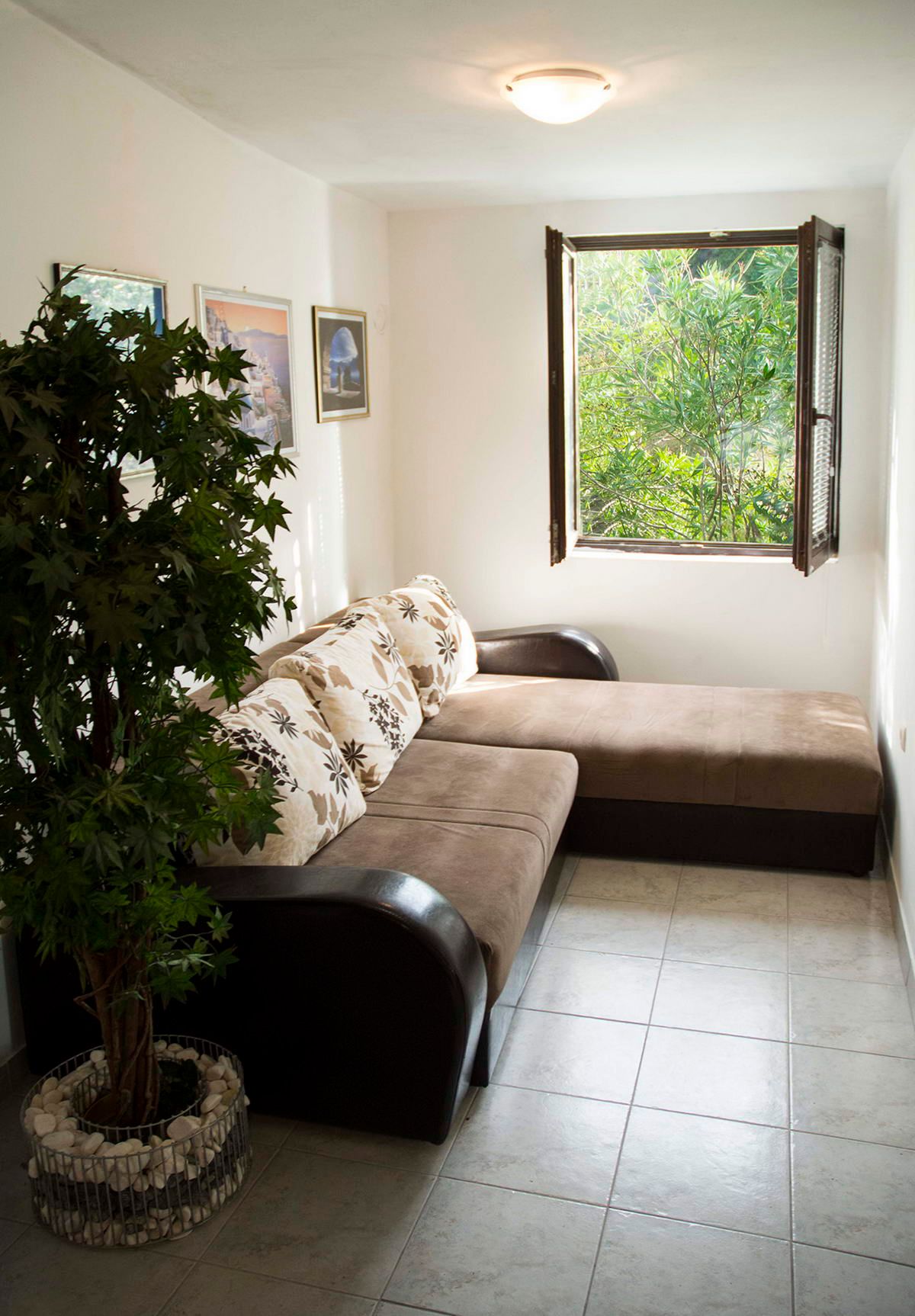 Na prodaju kuca sa dva apartmana 37m2 + 42m2 u Becicima. - Amfora Real Estate