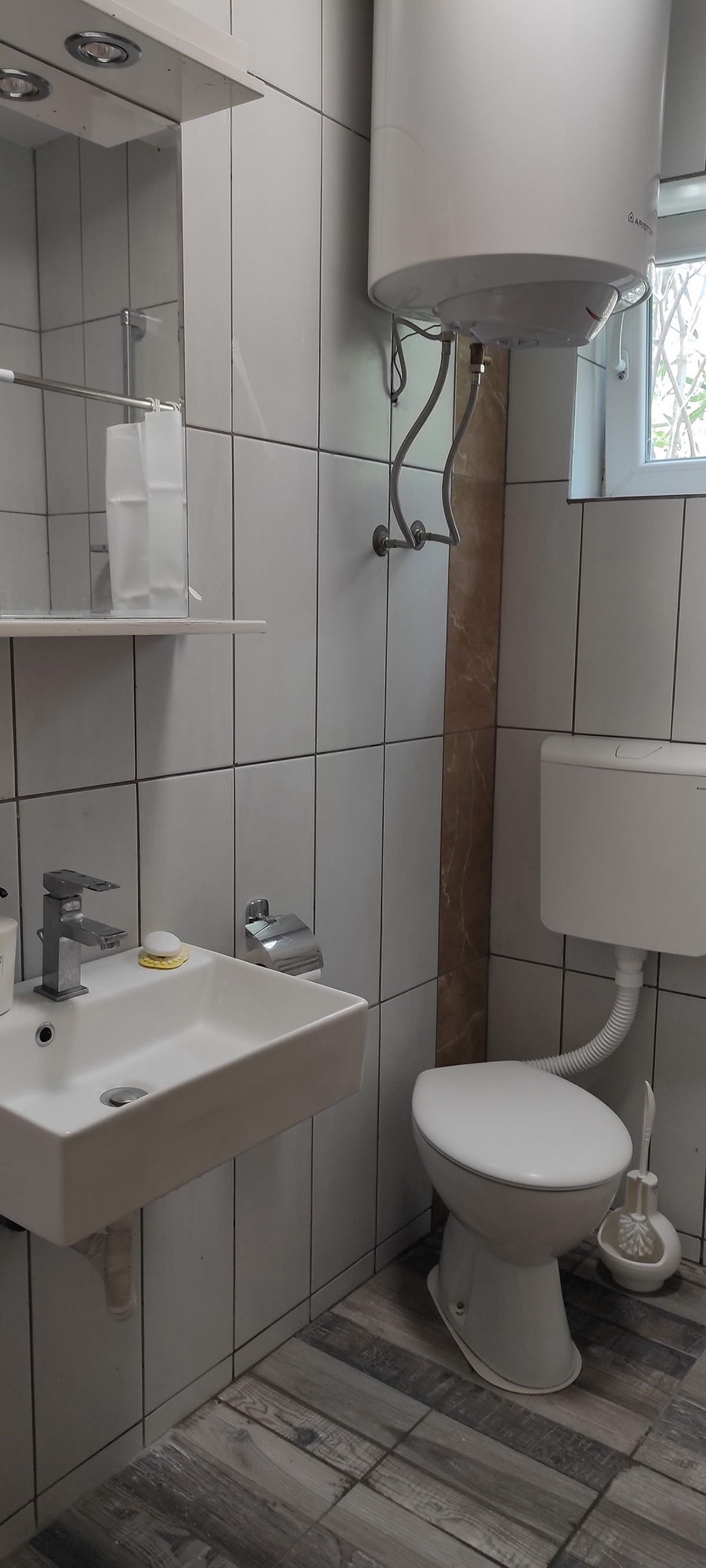 Na prodaju kuca sa dva apartmana 37m2 + 42m2 u Becicima. - Amfora Real Estate