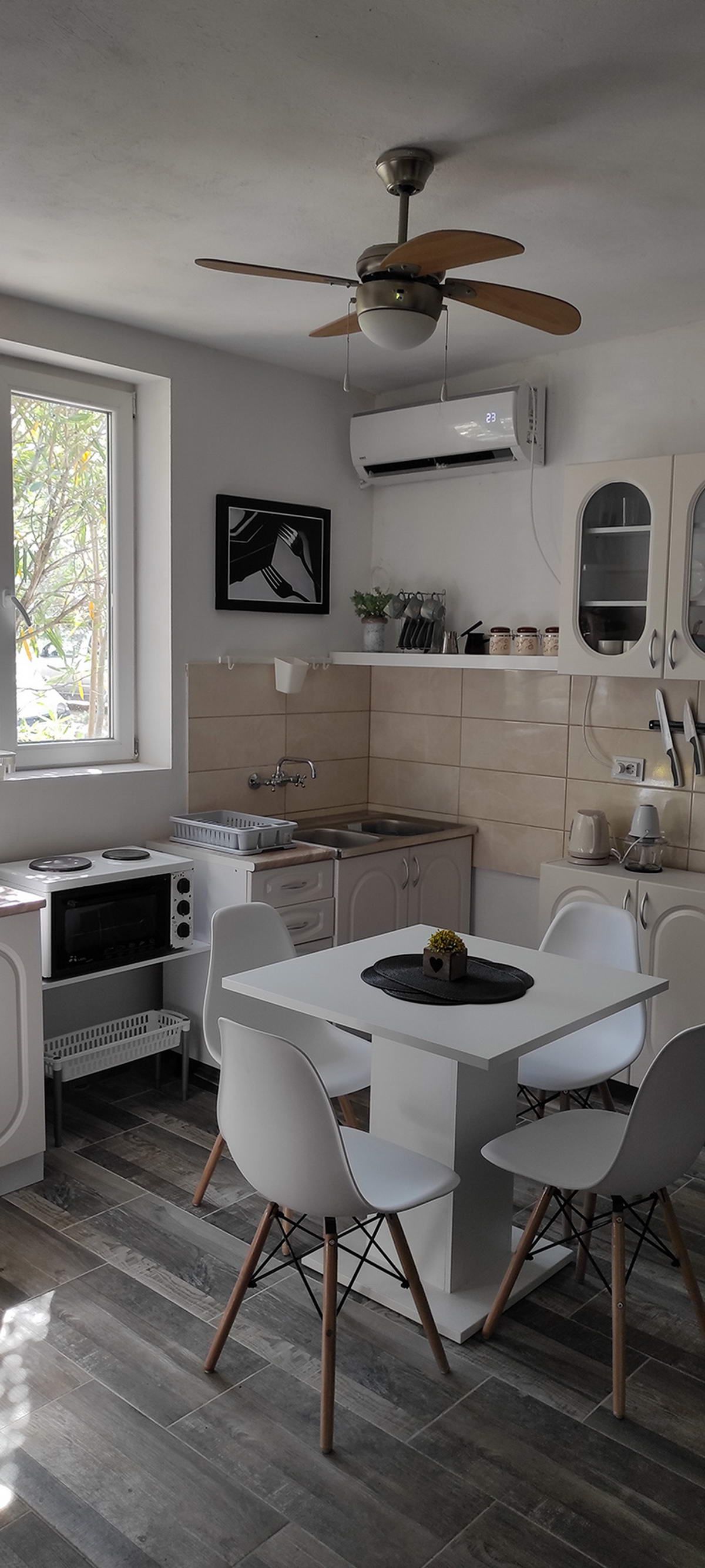 Na prodaju kuca sa dva apartmana 37m2 + 42m2 u Becicima. - Amfora Real Estate