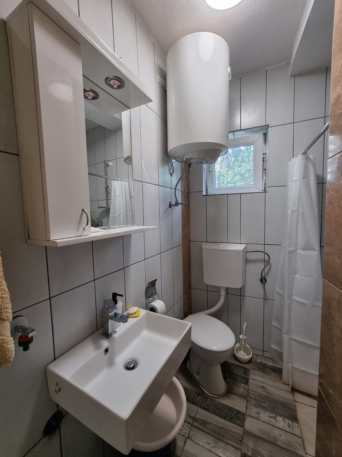 Na prodaju kuca sa dva apartmana 37m2 + 42m2 u Becicima. - Amfora Real Estate