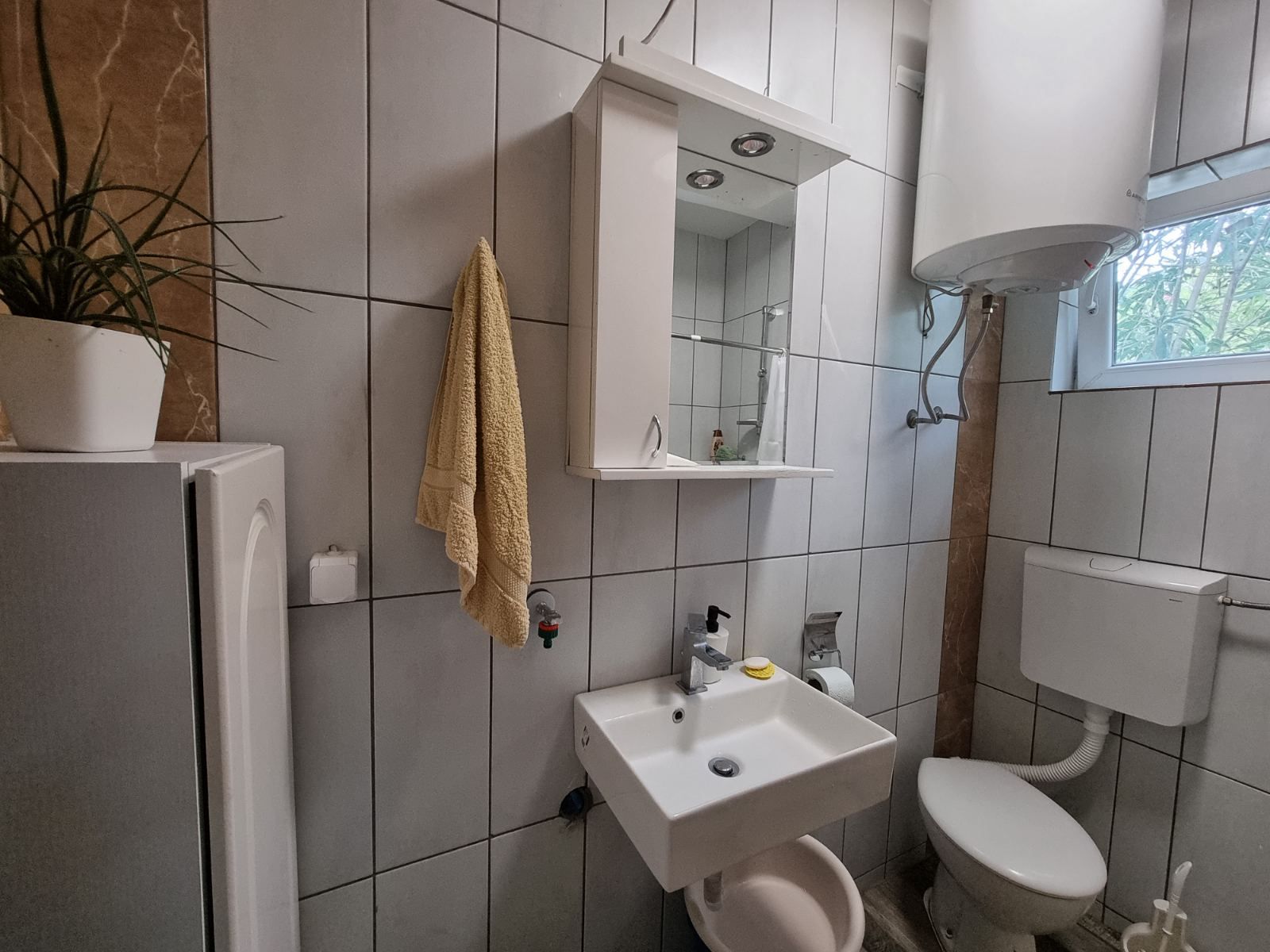 Na prodaju kuca sa dva apartmana 37m2 + 42m2 u Becicima. - Amfora Real Estate