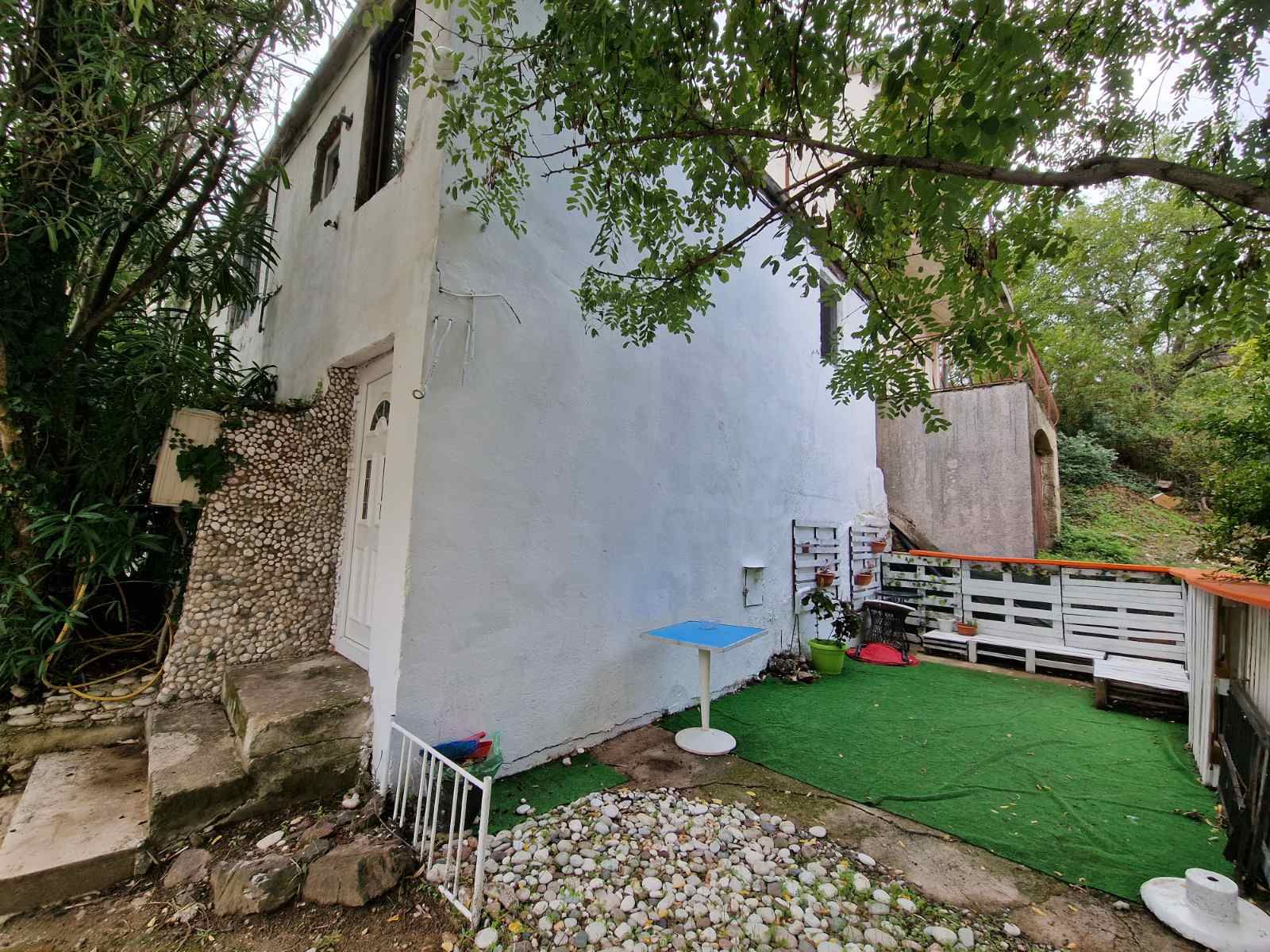 Na prodaju kuca sa dva apartmana 37m2 + 42m2 u Becicima. - Amfora Real Estate