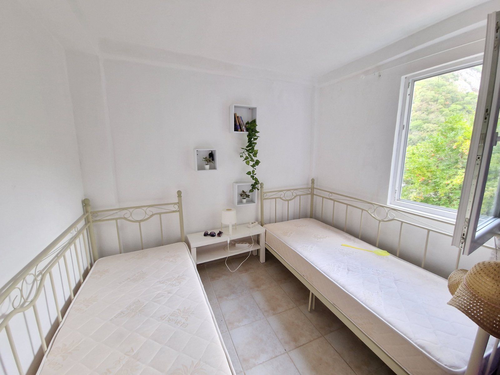 Na prodaju kuca sa dva apartmana 37m2 + 42m2 u Becicima. - Amfora Real Estate