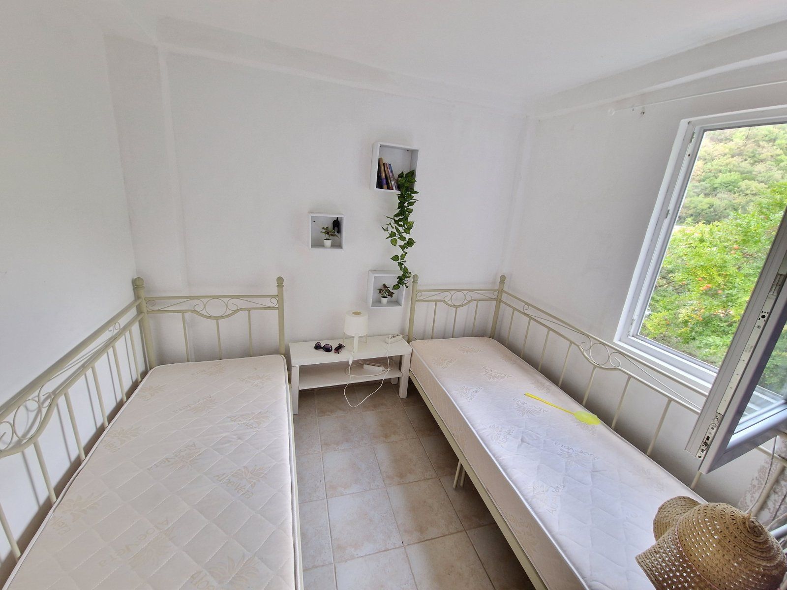 Na prodaju kuca sa dva apartmana 37m2 + 42m2 u Becicima. - Amfora Real Estate