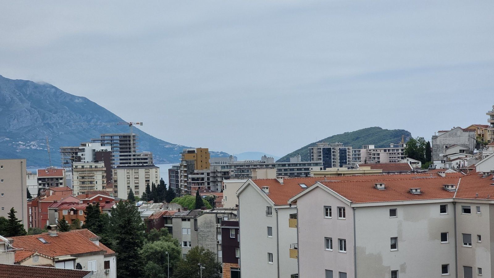 GARSONJERA  30M2 SA PRELEPIM POGLEDOM NA MORE I GRAD, U KOMPLEKSU THE OLD BAKERY, BUDVA - Amfora Real Estate