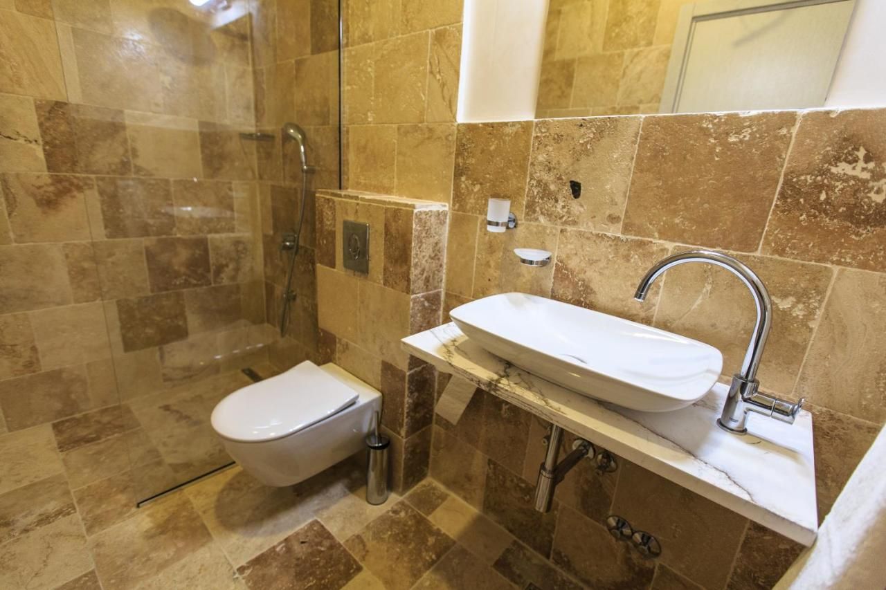 Na prodaju luksuzni kompleks od 6 vila ukupne povrsine 1000m2 sa bazenom i panoramskim pogledom na more,Rezevici-Budva - Amfora Real Estate