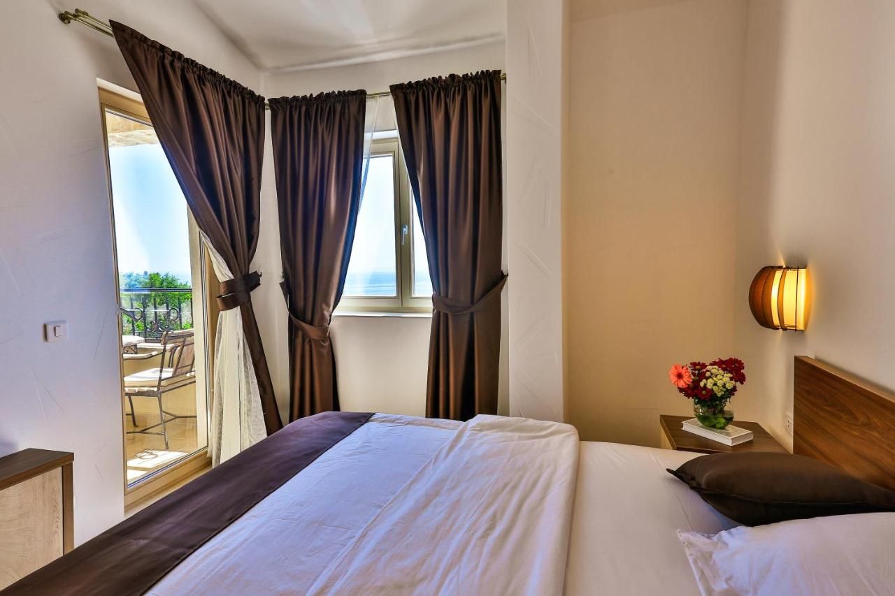 Na prodaju luksuzni kompleks od 6 vila ukupne povrsine 1000m2 sa bazenom i panoramskim pogledom na more,Rezevici-Budva - Amfora Real Estate