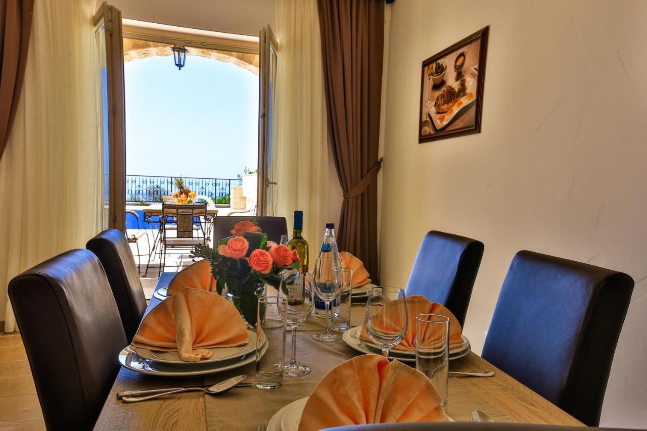 Na prodaju luksuzni kompleks od 6 vila ukupne povrsine 1000m2 sa bazenom i panoramskim pogledom na more,Rezevici-Budva - Amfora Real Estate